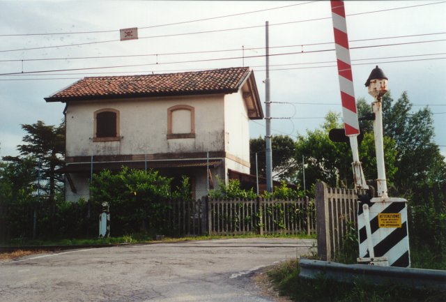 Il passaggio a livello del Borgo Valentini.