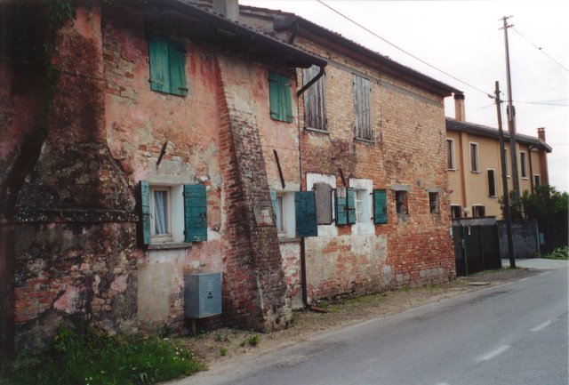 Un antico edificio del Borgo Valentini.