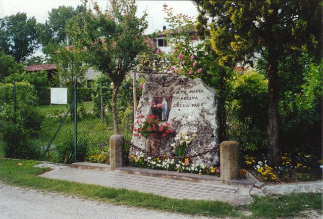 Il capitello dedicato a Maria Regina della Pace (Madonna d'Europa) e San Pio X, inaugurato nel 1990.