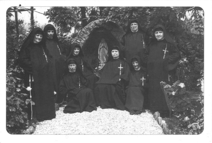 Le suore a Salzano negli Anni Cinquanta - Da sinistra: Sr. M. Alfonsiana Barbisan, Sr. M. Bernardetta Londero, Sr. M. Casimira Michielin, Sr. M. Gonzaga Fattori, Sr. M. Angela Rebesco [Superiora Provinciale], Sr. Fabiana Copetti, Sr. M. Giacomina Della Negra, Sr. M. Angelica Craighero.