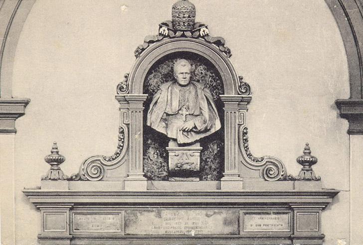 Busto di San Pio X, opera di Guido Giusti (1904). Si trova nella chiesa parrocchiale di Salzano.