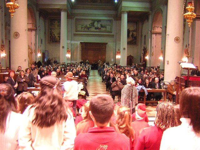 una panoramica della chiesa gremita di pubblico