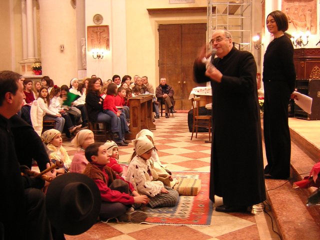 Mons. Giuseppe Vardanega saluta i cori e il pubblico