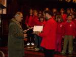 Quirino Bortolato consegna un riconoscimento al maestro Samuele Masetto del Coro Le Mille Gru
