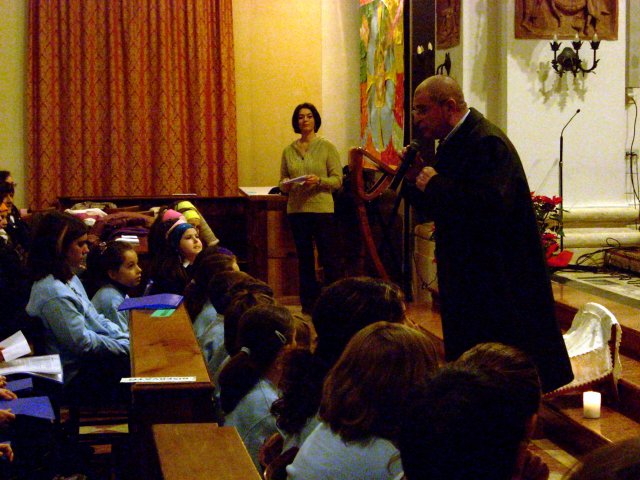 Il parroco don Paolo d il suo saluto e introduce un momento di preghiera