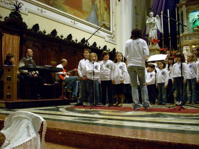 Il Coro dei Piccoli di Salzano, con a sinistra il nutrito gruppo di musicisti (alcuni nascosti)