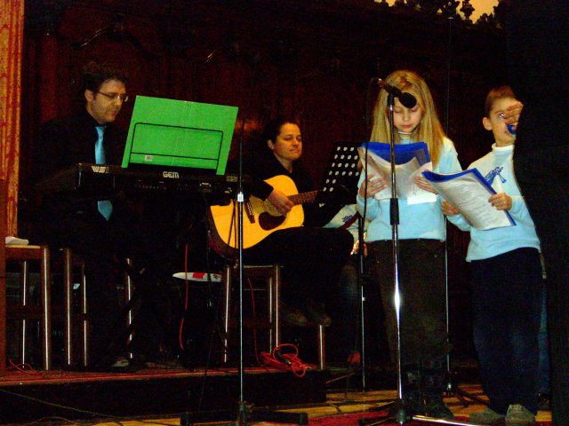 Il tastierista Giovanni Pivato e la chitarrista Romina Grotto che accompagnano il Coro degli Angeli di Moniego