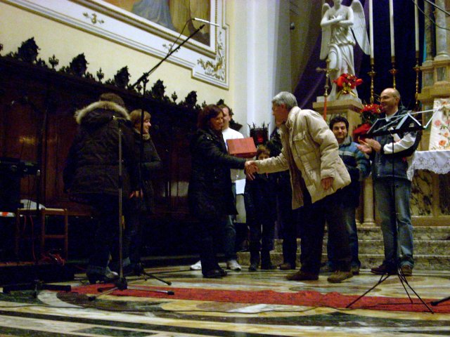 Le direttrici del Coro dei Piccoli di Salzano, Grazia Pizzato, Sara Scavezzon e Elena Gambaro ricevono una targa