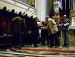 Le direttrici del Coro dei Piccoli di Salzano, Grazia Pizzato, Sara Scavezzon e Elena Gambaro ricevono una targa