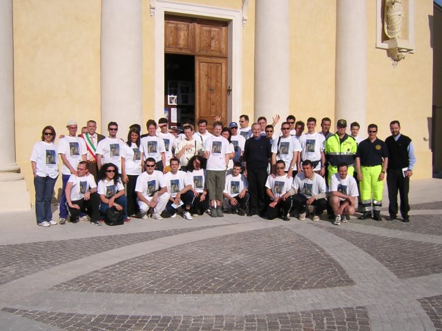 Foto di gruppo dopo la benedizione del parroco di Salzano e l'accensione della fiaccola