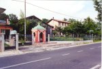 Il capitello di via Frusta.
Restaurato e spostato recentemente, esso fu costruito per ricordare un fatto di guerra accaduto il 29 aprile 1945. Qualche anno fa, in occasione di un precedente restauro, si scopr che le bombe poste sugli angoli del capitello erano... ancora cariche! Si dovette cos procedere al loro disinnesco.