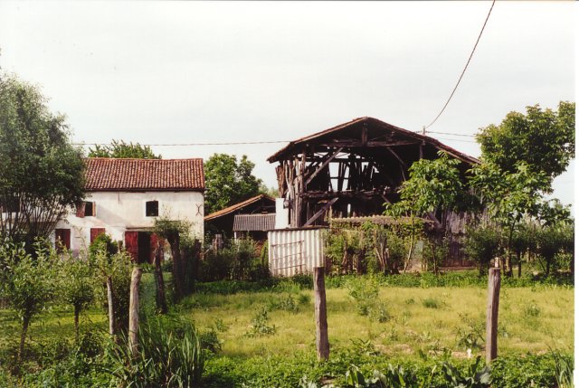 Una vecchia casa contadina con il caratteristico "barco", una costruzione tutta in legno che ospitava i mezzi agricoli, il fieno e gli animali da cortile.
