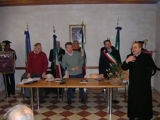 Mons. Giuseppe Vardanega saluta il pubblico prima della presentazione del libro