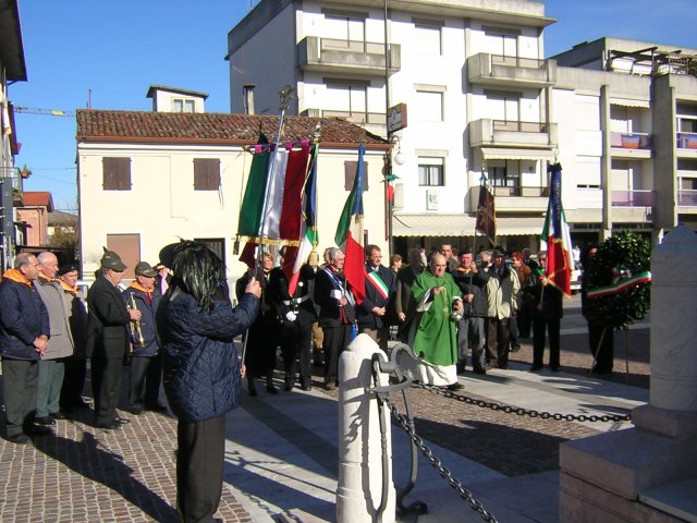 Mons. Giuseppe Vardanega benedice il monumento ai caduti e la corona che verr deposta