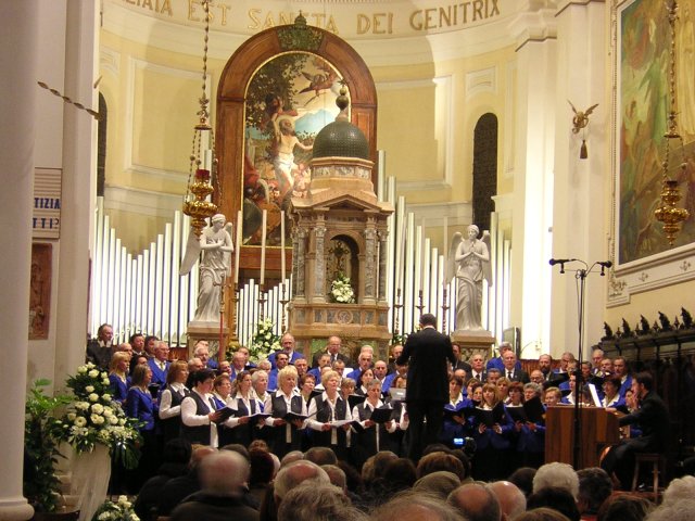 Si esibiscono ora la Corale "A.Peron" di Trebaseleghe, diretta da Riccardo Canil, assieme al Coro "La Filanda" di Salzano, diretto da Daniela Miele.