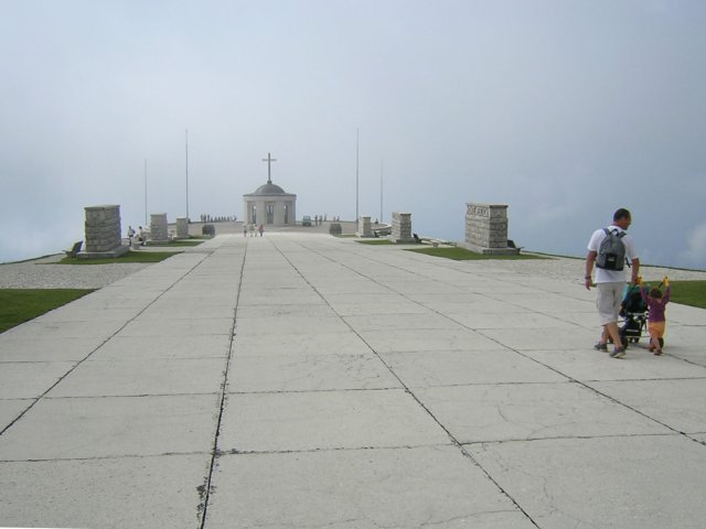 Il sacrario di Cima Grappa con in fondo il tempietto