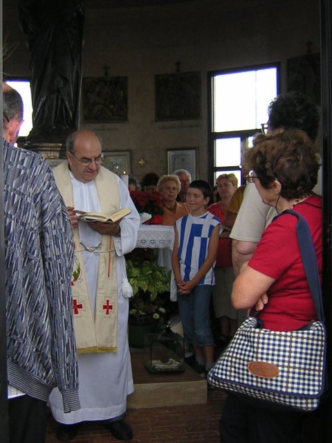 Il parroco di Salzano mons. Giuseppe Vardanega celebra la messa nel tempietto