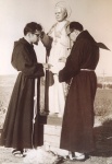 I cappuccini P. Romano Franchini (a sinistra) e P. Atanasio Gonelli accolgono la statua di S. Pio X nella Chiesa Cattolica di Campbelltown, Adelaide, Sud Australia (1958)The Capuchins F. Romano Franchini (on the left) and F.Atanasio Gonelli welcome the statue of St. Pius X in the Catholic Church of Campbelltown, Adelaide, South Australia (1958)