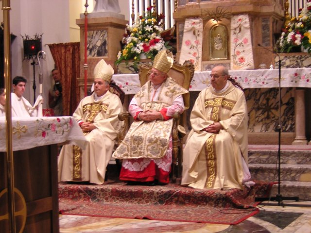 A sinistra il Vescovo di Treviso Andrea Bruno Mazzocato, al centro il Patriarca Angelo Card. Scola, a destra il Parroco di Salzano mons. Giuseppe Vardanega