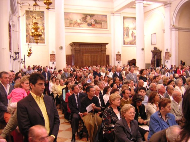 Di nuovo la chiesa piena di persone