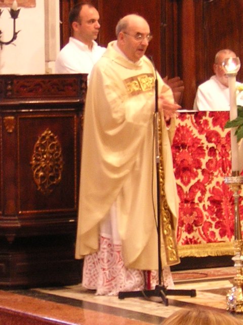 Mons. Giuseppe Vardanega fa gli onori di casa