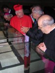 La visita prosegue ora nel soppalco, con la mostra dei documenti antichi, tra cui il Catechismo di don Giuseppe Sarto