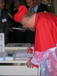 Il Patriarca firma il libro degli ospiti del museo