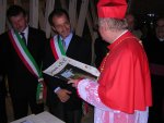 Il Sindaco di Salzano, dott. Bruno Pigozzo (al centro), ringrazia il Patriarca, che riceve in dono una copia del Catalogo del Museo