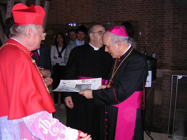 Il Vescovo Mazzocato riceve la sua copia anastatica di una pubblicazione edita in occasione della visita del Papa Sarto a Salzano