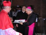 Il Vescovo Mazzocato riceve la sua copia anastatica di una pubblicazione edita in occasione della visita del Papa Sarto a Salzano