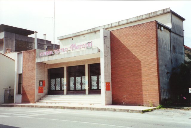 Il Cinema Teatro Marconi.
Purtroppo esso è chiuso in attesa di radicali (e costosi) interventi di adeguamento. Si tratta dell'unico cinema teatro presente a Salzano e Robegano. La Parrocchia si sta attualmente impegnando al massimo per recuperare la struttura.