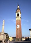 Il campanile.
Con la sua altezza di 67 metri è il terzo del Veneto. La sua costruzione iniziò nel 1712 ed ebbe termine nel 1880.