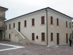 La Casa della Comunit.
La scala esterna rivolta verso la piazza introduce alla grande sala adibita a mostre e concerti.