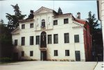 La Casa Canonica.
Villa Combi  divenuta Casa Canonica alla fine dell'Ottocento, dopo l'abbattimento della vecchia Canonica che ospit anche Giuseppe Sarto durante il periodo in cui fu parroco di Salzano dal 1867 al 1875.