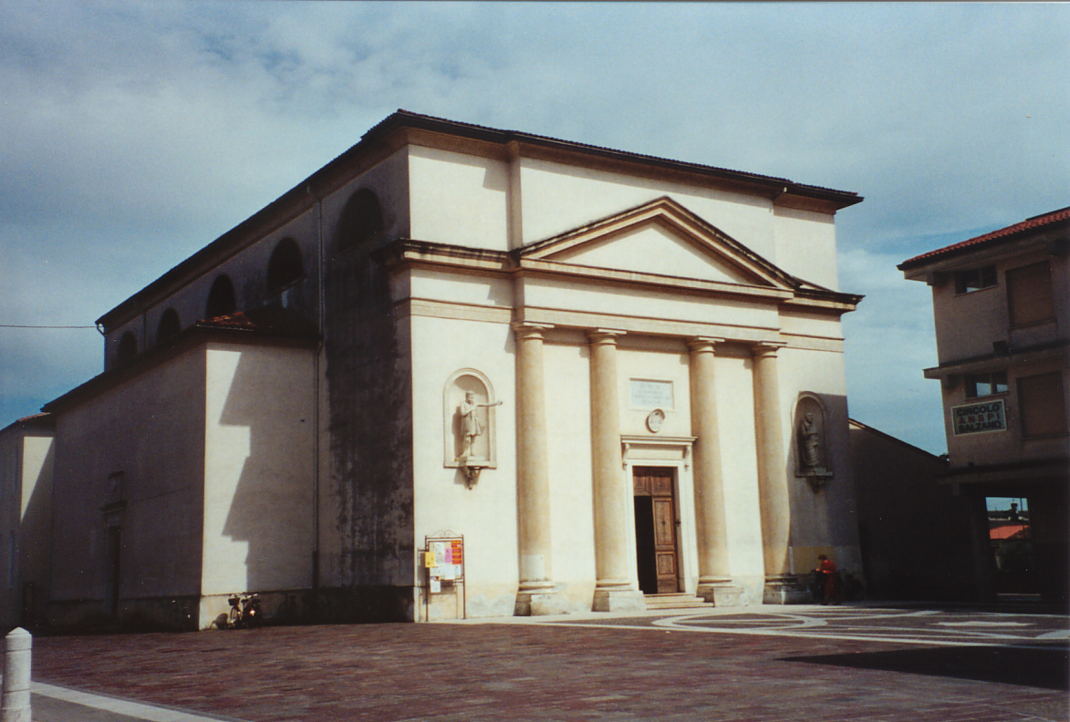 La chiesa parrocchiale.
Sul frontale le statue di S. Bartolomeo (a destra) e S. Giovanni Battista.
