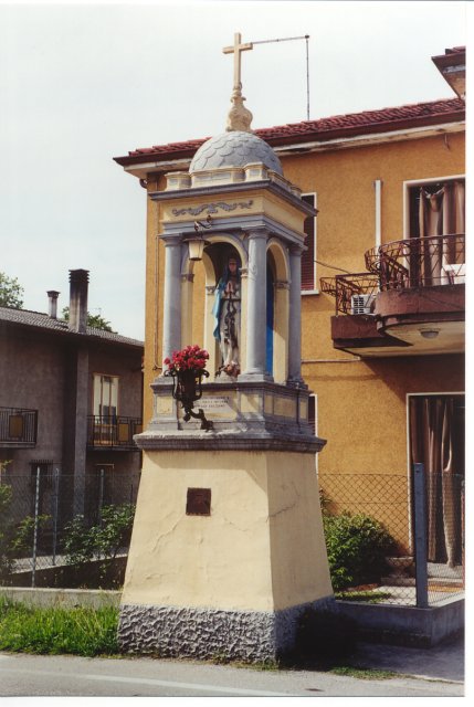 Capitello della Madonna della Salute (1906).
Situato in via Roma, a met strada tra la piazza e la villa Romanin-Jacur, esso costituiva, insieme al "Capitello Lungo", uno dei due punti terminali delle antiche processioni religiose.