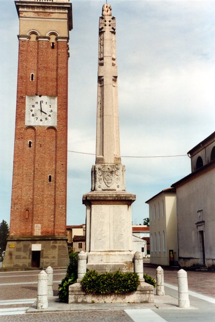 Il monumento ai caduti (con il nostro museo in fondo a destra).
Il monumento  stato inaugurato nel novembre 1921 per commemorare gli oltre cento caduti salzanesi nella Grande Guerra. Successivamente sul lato sud sono stati riportati i nominativi dei caduti nella Seconda Guerra Mondiale.