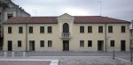 Antico municipio ottocentesco (lato nord della piazza).
Municipio durante il periodo austriaco e dopo l'unit d'Italia, fu abbandonato nel 1934, in seguito alla costruzione della nuova sede comunale nell'attuale piazza Aldo Moro.