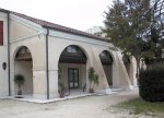 La Casa della Comunità.
Sopra il porticato con la grande sala riunioni si trova l'Archivio storico parrocchiale "Giuliano Furlanetto".