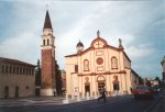La piazza di Robegano con la chiesa, il campanile e il vecchio patronato.