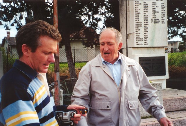 Il dott. Fabrizio Masiero (a sinistra) e un Robeganese mentre chiacchierano sulla storia di Robegano, in una "pausa tecnica" tra una foto e l'altra.