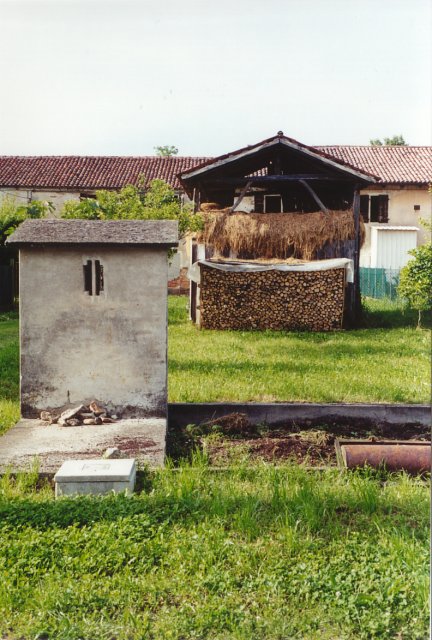 Un'altra veduta dello stesso rustico, con il "barco" e l'antico gabinetto e la concimaia.