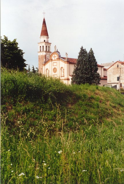 La chiesa della Madonna delle Grazie di Robegano e il campanile visti dall'argine del fiume Marzenego.