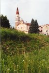 La chiesa della Madonna delle Grazie di Robegano e il campanile visti dall'argine del fiume Marzenego.