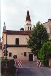 La chiesa-santuario della Madonna delle Grazie di Robegano.
La chiesa divenne santuario in seguito a un miracolo avvenuto in paese nel 1534.