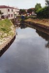 Il fiume Marzenego visto dal ponte vicino alla chiesa, in direzione est.