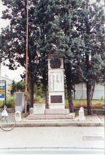 Il monumento ai caduti di fronte alla chiesa.