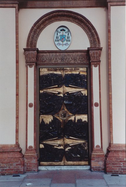 Il nuovo portale d'ingresso alla chiesa, opera di Mario Maccatrozzo, inaugurato l'8 dicembre 2000.