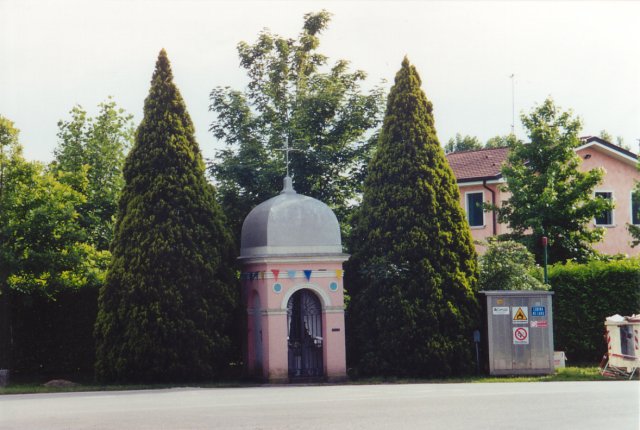 Il capitello di S. Antonio all'imbocco est di via Toscanigo (sulla strada per Robegano).