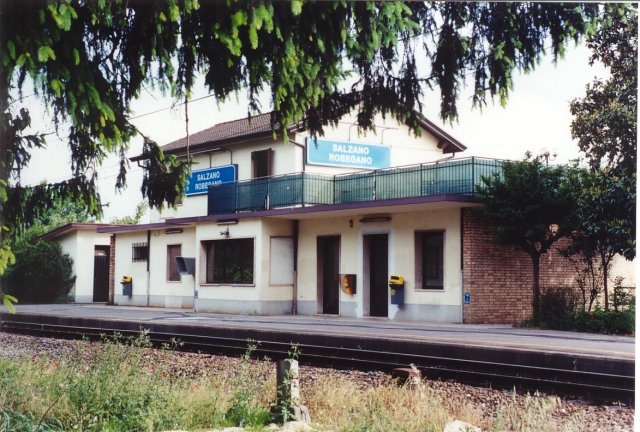 La stazione ferroviaria di Salzano-Robegano, sulla linea Venezia-Castelfranco-Bassano-Trento (linea Valsugana).
Alcuni anni fa, quando la stazione era presidiata, essa fu premiata per la bellezza delle sue decorazioni floreali.